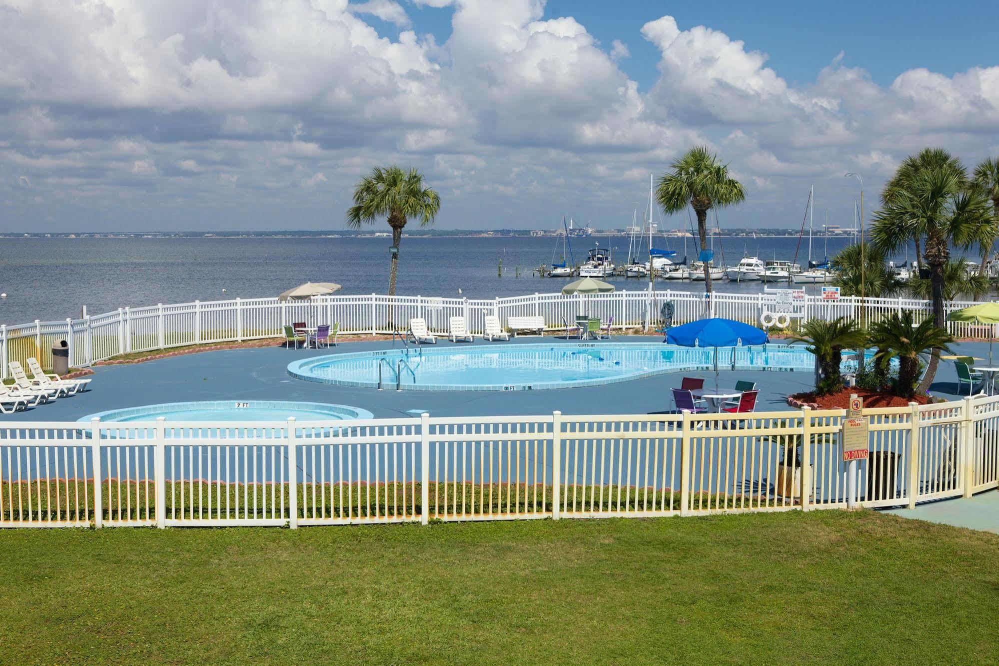 Quality Inn & Suites On The Bay Near Pensacola Beach Gulf Breeze Exterior photo